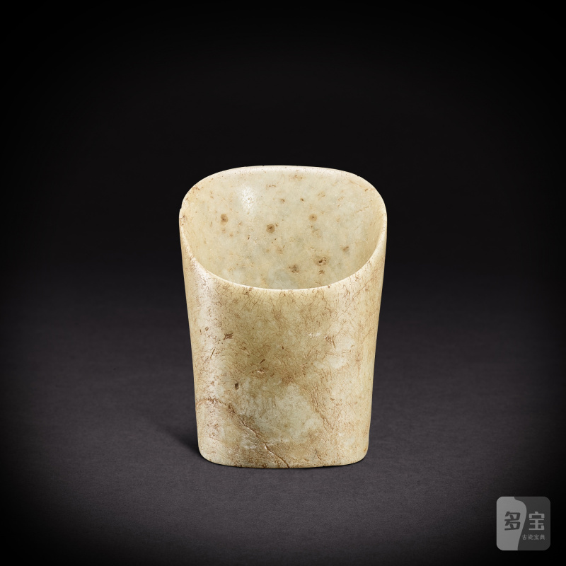 A greyish-celadon jade hoof-shaped ornament, Neolithic period, Hongshan culture | 新石器時代 紅山文化 灰青玉馬蹄管形器 - 图3